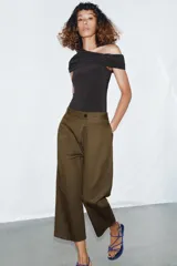 Body azul marino de escote asimétrico con un hombro descubierto, detalle de frunces en el busto y cierre de botones a presión en la parte inferior.