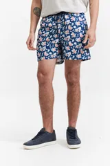 Short de baño estampado con cintura elástica, cordón ajustable, dos bolsillos laterales y uno trasero.