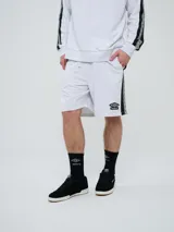 Bermuda de felpa azul marino con cordón ajustable en la cintura, bolsillos laterales y el logo de Umbro bordado en blanco en la pierna izquierda.