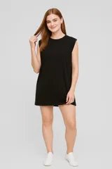 Vestido corto sin mangas, de corte recto y cuello redondo, confeccionado en algodón con hombreras estructuradas.