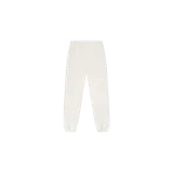 Pantalón de jogging Fear of God Essentials color beige melange, de corte relajado, con cintura elástica, cordones ajustables largos y puños elásticos en los tobillos. Presenta una etiqueta de goma en el frente y texto sutil estampado en la pierna.