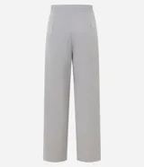 Pantalón de vestir color gris claro, de corte recto y tiro alto. Confeccionado en tejido sastrero de poliéster y elastano, con cierre lateral invisible y pliegues delanteros.