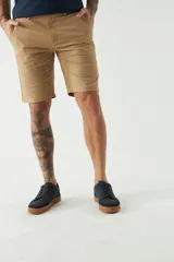 Bermuda tipo chino de gabardina con cierre de cremallera y botón, bolsillos laterales y traseros, y pasacintos en la cintura.