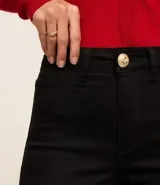 Pantalón skinny negro de sarga con elastano y cintura alta, con bolsillos delanteros y traseros.