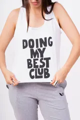 Musculosa negra con estampa frontal de la frase "Doing Best" en letras blancas.