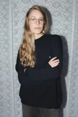 Buzo de punto color azul marino con diseño de conejos bordados a mano en la espalda en tonos rojizos y detalles de puntos verdes en el ruedo. Presenta cuello redondo y mangas largas.