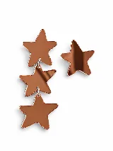 Par de aros colgantes asimétricos de acrílico espejado color cobre con diseño de estrellas. Un arete presenta tres estrellas unidas en cascada, mientras que el otro es un diseño de estrella individual.