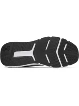 Championes de entrenamiento Under Armour modelo Charged Commit TR 4, color gris con detalles en blanco y negro. Presentan una parte superior de malla transpirable con refuerzos laterales texturizados y el logo de la marca en el costado. Cuentan con mediasuela Charged Cushioning para amortiguación y suela de goma con ranuras de flexión.