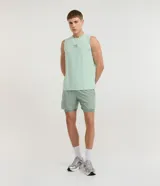 Bermuda deportiva verde militar con short de compresión incorporado, cintura elástica y cordón ajustable, confeccionada en microfibra de poliéster y elastano.