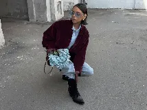 Bota corta de cuero vacuno color negro, con diseño de estilo western, punta fina y taco cuadrado de madera. Presenta costuras decorativas en la puntera y cierre lateral.