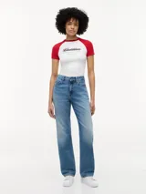 Remera de corte slim con mangas raglán a contraste en color rojo. Presenta estampado frontal con logo de Cadillac en fuente script y detalles de la colaboración con Formula 1 Team. Confeccionada en algodón elástico con cuello redondo.