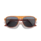 Lentes de sol Sunski Shoreline con montura cuadrada color marrón y lentes polarizados grises que bloquean el 100% de los rayos UVA/UVB/UV400. Fabricados con polímero reciclado SuperLight.