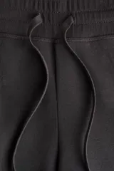 Pantalón deportivo de felpa en color negro, con diseño de pierna levemente acampanada. Presenta cintura elástica con cordón de ajuste y un interior cepillado suave.