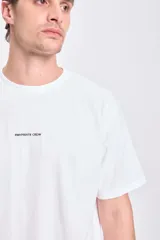 Camiseta blanca de corte amplio con estampa de perros sentados en un sillón y texto "Paws & Pals Club Genuine Connection".