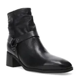 Bota corta de cuero negro con acabado texturizado, diseño de caña arrugada y detalle de correa con hebilla metálica en el tobillo. Cuenta con taco cuadrado y cierre lateral.