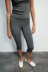 Leggings negros de tiro alto con cintura elástica y diseño ajustado.