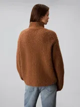 Sweater Calvin Klein de tejido de punto y lana suave cepillada, color marrón, con cuello alto, manga larga y corte regular.