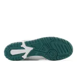 Championes urbanos New Balance modelo 550, color blanco con detalles en verde y gris, confeccionados en cuero y gamuza, con logo "N" característico en los laterales y suela de goma.