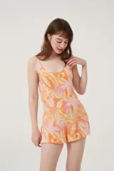 Mono corto con estampado de hojas en tonos naranja y rosa, sin mangas y con cuello redondo.