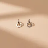 Aros tipo argolla pequeña de plata 925 con dije circular colgante.