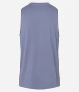 Musculosa deportiva de hombre, color celeste pálido, con cuello redondo y corte regular. Confeccionada en tejido de microfibra con tecnología Dry.