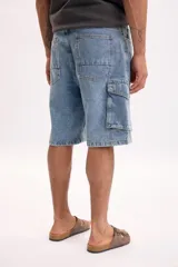 Bermuda cargo de jean en color azul claro, con bolsillos laterales aplicados y diseño funcional con el clásico estilo de denim.