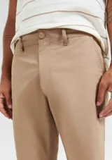 Bermuda de corte recto estilo chino, confeccionada en lino, con ruedo doblado y cierre frontal.