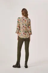 Camisa de manga 3/4 con estampado floral multicolor, cuello mao y corte holgado.