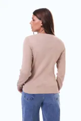 Buzo tejido de punto acanalado, color negro, con cuello redondo y mangas largas.