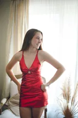 Vestido corto de fiesta color lila metalizado, con escote en V, breteles finos, cut-outs en la cintura y falda ajustada con cordones laterales.