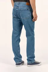 Jean Billabong de corte straight, color azul clásico, con diseño de cinco bolsillos y cierre frontal con botón y cremallera.