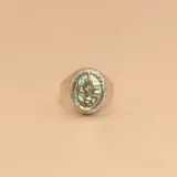 Anillo de plata 925 con apliques en oro 18k, con diseño alusivo a la profesión de enfermería.