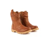 Bota tipo texana de cuero liso color marrón, con caña media, costuras decorativas visibles y suela de goma dentada en tono beige.