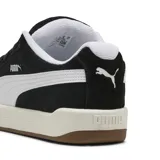 Championes urbanos Puma modelo Park Lifestyle, color negro con la icónica franja lateral en blanco. Presentan una suela de goma en tono crema y base marrón, con diseño de perfil bajo y cordones anchos.