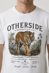 Remera gris melange de manga corta con estampa frontal que incluye un tigre y la leyenda "Otherside Expedition Co.".