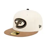 Gorro New Era modelo 59FIFTY de visera plana, con corona color beige, visera marrón y logotipo bordado en relieve de los Arizona Diamondbacks en el frente.