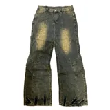 Pantalón de jean color marrón con efecto gastado, corte recto y diseño con paneles geométricos.