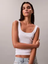 Musculosa blanca de tejido acanalado con escote redondo amplio, tirantes anchos y corte ajustado. Cuenta con el monograma de la marca bordado en el pecho.