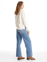 Buzo de punto suave marca Cyrus, color blanco, con cuello solapa y escote en V. Presenta diseño de hombros caídos, mangas 3/4 con puños largos de tejido rib al tono y corte holgado con tajos laterales en el ruedo.