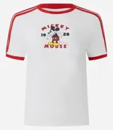 Remera blanca de algodón con estampa frontal de Mickey Mouse y detalles en color rojo en cuello y mangas. Presenta un diseño ajustado con líneas laterales en las mangas.