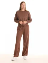 Pantalón jogger de corte recto, color blanco, con cintura elástica, cordón de ajuste y bolsillos laterales.