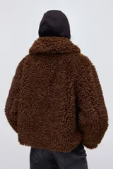 Campera de textura tipo sherpa en color marrón, con cuello clásico, cierre frontal y diseño de corte recto.