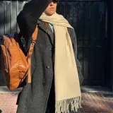 Bufanda de lana color azul marino con flecos en los extremos.