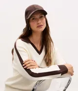 Gorra marrón de feltro con ala curva y ajuste posterior mediante velcro.