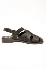 Sandalias cangrejeras de cuero marrón oscuro, con diseño de tiras entrelazadas, talón cerrado y tira ajustable con hebilla metálica.