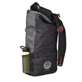 Mochila Rip Curl Surf Series Ventura de 25L, color negro, con sistema de cierre enrollable superior (roll-top) y hebilla de ajuste. Presenta un bolsillo frontal con cierre y bolsillos laterales de malla.