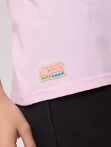 Remera de corte oversized, color amarillo, con cuello redondo y mangas cortas. Presenta un estampado gráfico pequeño en la parte inferior delantera.