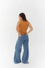 Top color camel de escote recto y tirantes anchos, con detalle de tachas doradas. Corte crop.