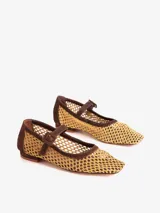 Zapatos Mary Jane de punta cuadrada confeccionados en rafia y cuero nobuck negro, con tira ajustable con hebilla en el empeine y taco plano bajo.