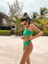 Top de bikini halter de tejido de punto color verde brillante, con borde festoneado en el escote y tiras ajustables en la nuca y la espalda.